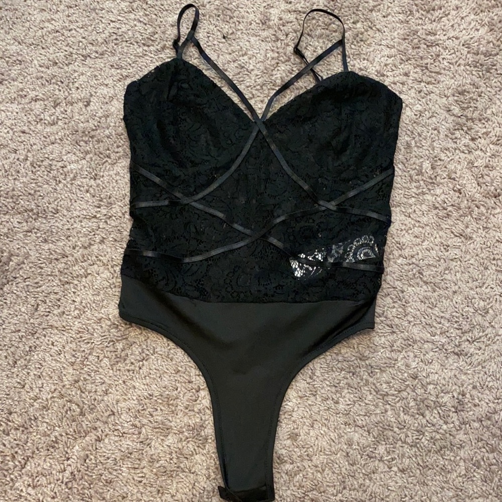 Color black